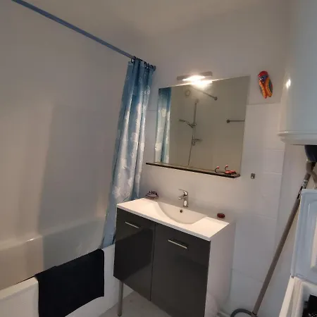 Etoile D'azur T2, Dans Une Avec Piscine. *